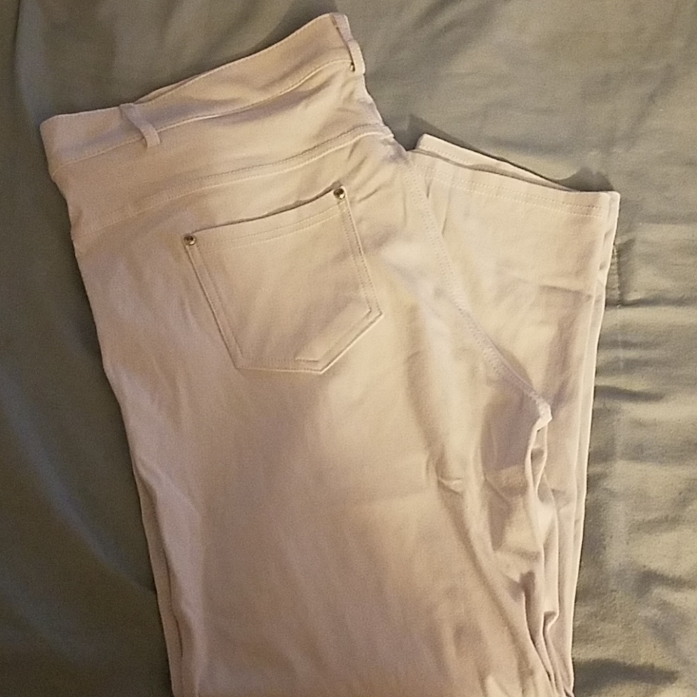 White, stretchy capri pants